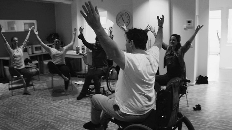 Accessible yoga – yoga för alla, för alla kroppar. Nu finns yoga med Sam Rudra Swartz online hos Yogobe.