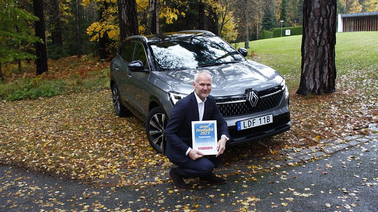 Jonas Angerdal, VD på RN Nordic AB, framför Årets familjebil 2023 - nya Renault Austral