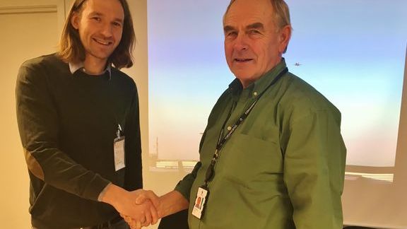 Karl Erik Valentin Hansen, leder for Temporary Space i Norge, har signert kontrakt med Forsvarsbygg. Her ved Olaf Dobloug, direktør Forsvarsbygg kampflybase.