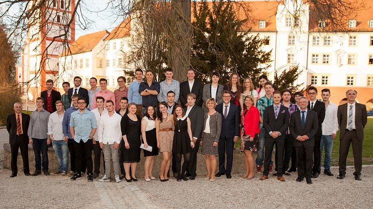 Foto: Die Ausbildungsabsolventen des Bayernwerks aus Pfaffenhofen und München mit dem Personal- und Ausbildungsteam des Bayernwerks und Landrat Martin Wolf.