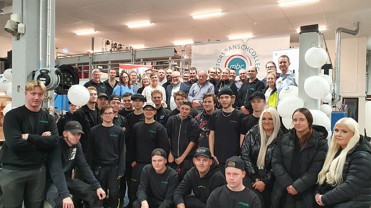 Motorbranschen kvalitetssäkrar gymnasieutbildning i Borås. Viskastrandsgymnasiet certifieras som Motorbranschcollege