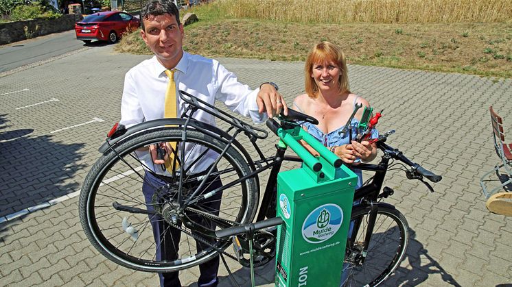 Henry Graichen und Sandra Brandt nehmen die erste Fahrrad-Selbsthilfewerkstatt in Betrieb
