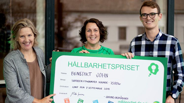 Miljöministern Karolina Skog och Mätta Ivarsson, regionråd och juryns ordförande, delade ut Hållbarhetspriset till Benedikt John. 