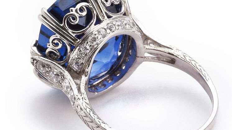 Tiffany & Co.: A Belle Èpoque sapphire and diamond ring. Sold for EUR 127,000 / USD 139,000 (including buyer’s premium)