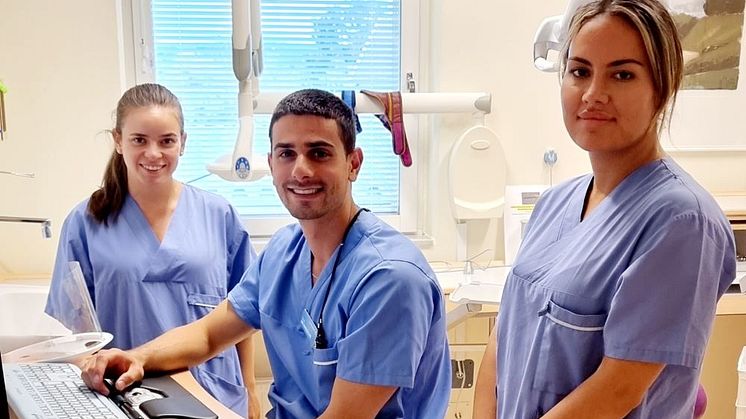 Tandläkarstudenterna Andrea Oseguera Riojas och Nina Ali trivs på Folktandvården i Smedjebacken. Nina kan tänka sig att jobba på en lite större klinik i Dalarna när hon är färdig tandläkare. På bilden syns även allmäntandläkare Fares Jamal Eddin.