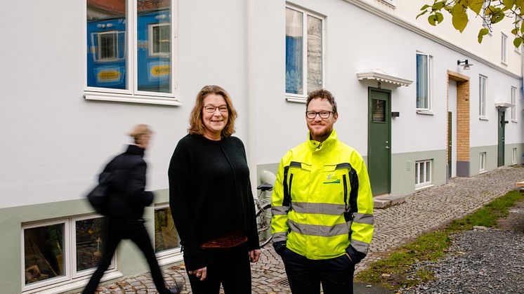 Husvärd Carina Lundqvist och projektchef Anders Nilsson från Poseidon är glada att kunna hälsa hyresgäster i kvarteret Skäppan tillbaka till sina lägenheter efter upprustningen.