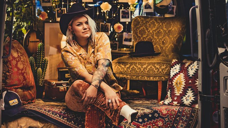 Miljonstremade countryartisten Erika Jonsson hyllar sin pappa med nya låten ”Älskade Farsan” lagom till farsdag.