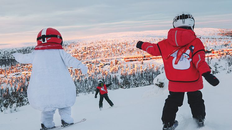 Valle och barn åker skidor