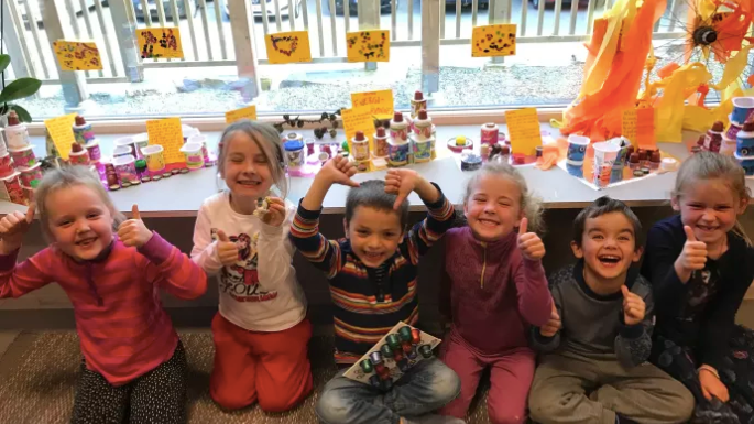Sperheltan i Haukåsen barnehage poserer med tommel opp! Fv: Vilde, Rachel, Sverre, Sanna, William og Thea.
