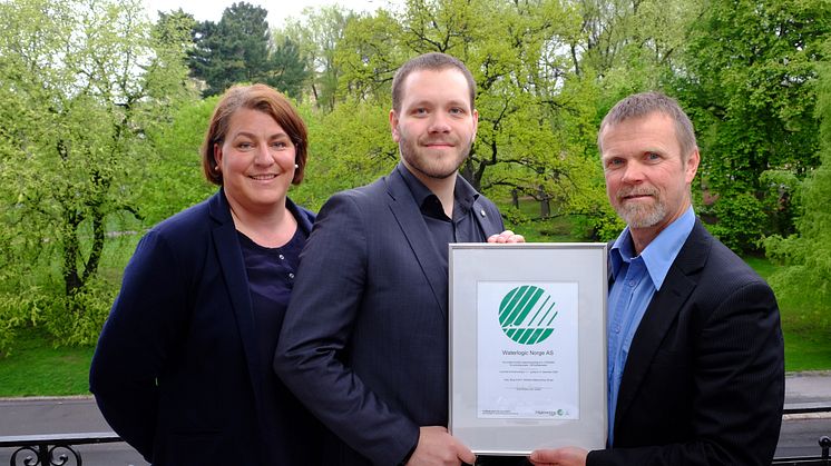 Waterlogics Kristin Fjærvold Pettersen (salgssjef region øst) og Magnus Hillestad (salgsjef) mottok beviset for å ha landets første, svanemerkede kaffetjeneste av markedsrådgiver Tormod Lien. 
