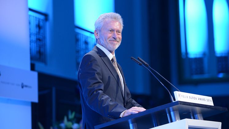 Paul Breitner überreicht Felix Burda Award für Betriebliche Prävention