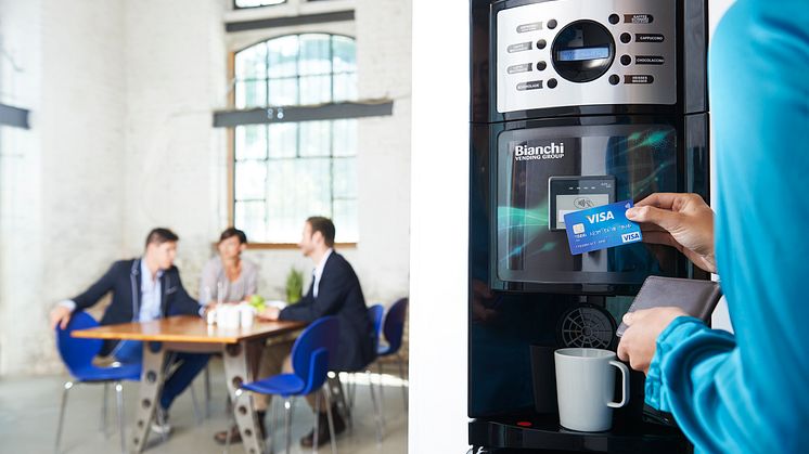 Kontaktloses Bezahlen mit Visa an einem Kaffeeautomaten