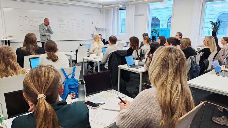 Yrkeshögkskolans generaldirektör Magnus Vallerå ställer frågor till Ekonomi- och redovisningsstuderande vid IHM Business School i Malmä