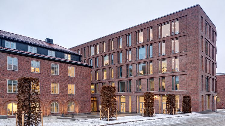 Hållbarhetshuset på KTH med campusgården i förgrunden. Foto: Peder Lindbom, AIX Arkitekter.