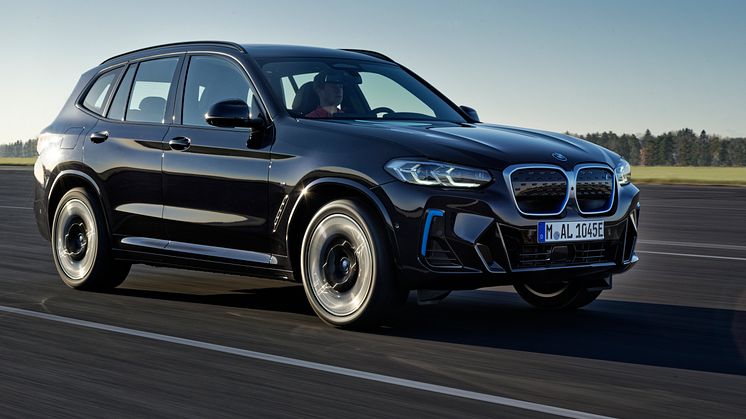 BMW iX3 uudistuu – M Sport -paketti vakiona korostaa urheilullista olemusta