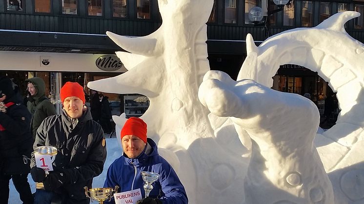 Laget Apelsin med Jens Pettersson och Magnus Palo Misch har vunnit mästerskapen flera gånger.  Här är de glada vinnarna framför sin skulptur OUBOROS  2015