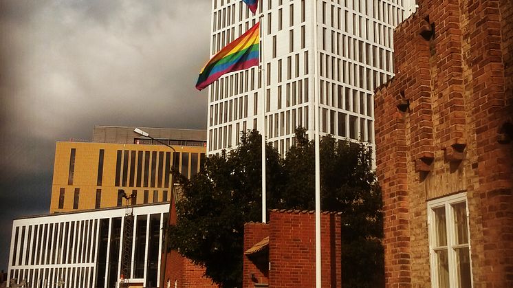 Störst av allt är kärleken! Svenska kyrkan Malmö i regnbågens tecken.