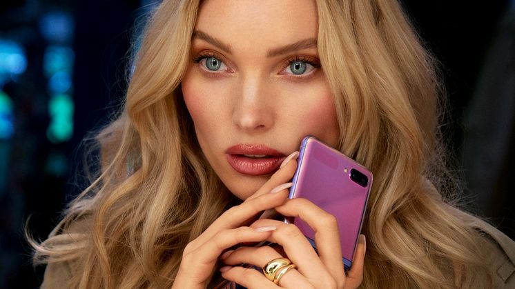 Flip it – Supermodellen Elsa Hosk ambassadör för Samsungs nya vikbara telefon_4