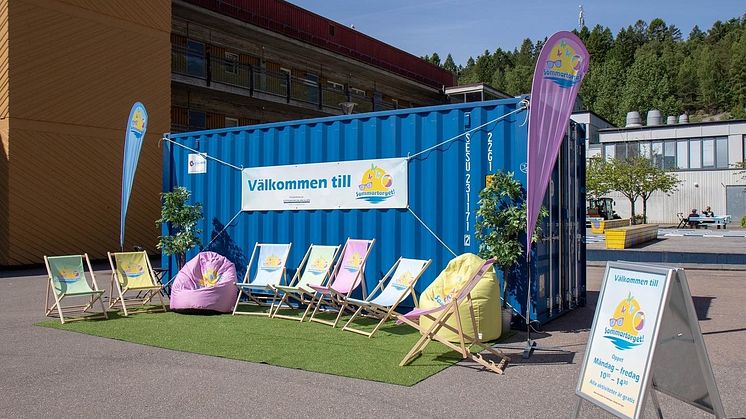Sommartorget dukar upp en container med aktiviteter för barn och unga på våra torg.