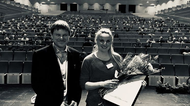Pristagare. Jennifer Andersson (till höger) från Boliden Aitik, tog på onsdagen emot Svemins Arbetsmiljöpris 2020 i Luleå. Till vänster Gunnar Rådberg, ordförande i GRAMKO, Gruvornas Arbetsmiljökommitté. Jenny delar priset med Jonas Fjellner, Boliden