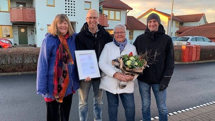 Vinnare! Fr v. Margreth Heirås medlem/boende, Henrik Eliasson, ordförande, Inga-Lill Engström, suppleant och Robin Johnsson, sekreterare.