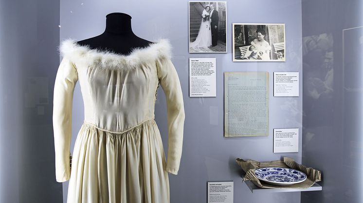 Brautkleid aus Fallschirm-Nylon im Zeitgeschichtlichen Forum Leipzig