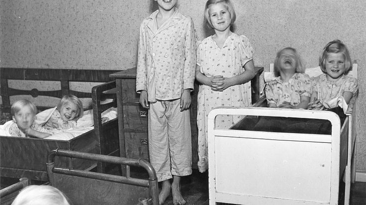 Bilden visar barn i en trångbodd familjelägenhet i Nyköping som får besök av Socialstyrelsen 1945. Fotograf Lena Böcklin.