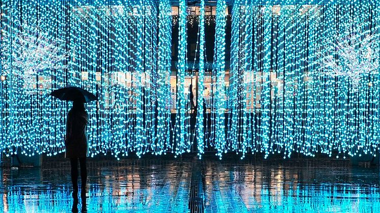 Suurikokoinen, mediaryhmä Squidsoupin immersiivinen ja interaktiivinen valoteos 'Submergence' on kenelle tahansa ainutkertainen audiovisuaalinen kokemus.  Kuva: Quays Culture, Salford Quays.