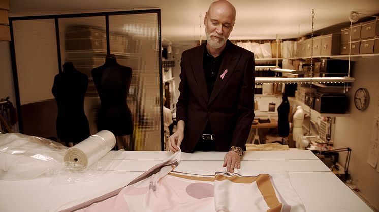 Lars Wallin designar första utgåvan av Scarfs for Scars
