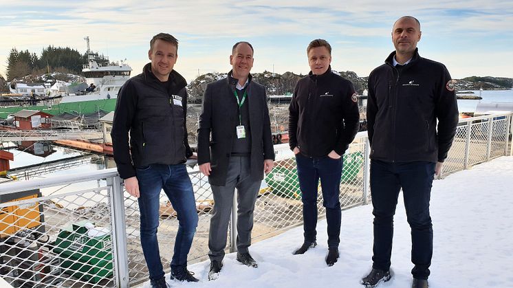 Fra venstre: Segmentansvarlig Havbruk Njål Tvedt og markedsdirektør Espen Halland-Johansen (begge TESS Vest), innkjøpssjef Jon Buscvold og Innkjøpsleder digitalisering Mikael Søgaard (begge Bremnes Seashore).