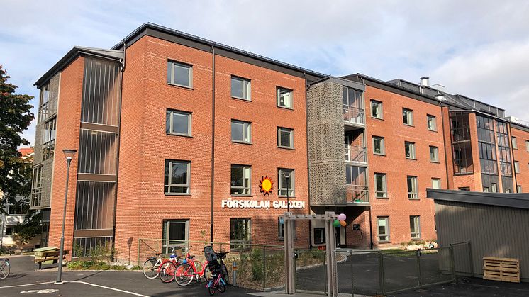 Entrén till förskolan Galaxen på Stagnellskas innergård.