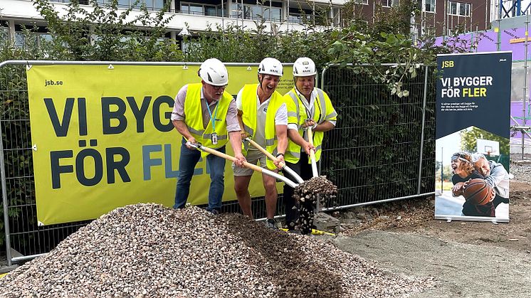 Fredagen den 19 augusti sattes spaden i marken för 74 hyresrätter i den nya stadsdelen Sege Park i Malmö. JSB Construction AB står som totalentreprenör för projektet Stockrosen och beställare är MKB Fastighets AB.