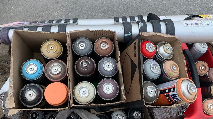 Arbete pågår, sprayburkar Foto Botkyrkabyggen