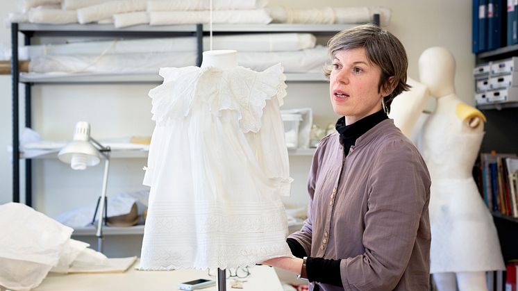 Anna Adrian, textilkonservator på Stadsmuseet.