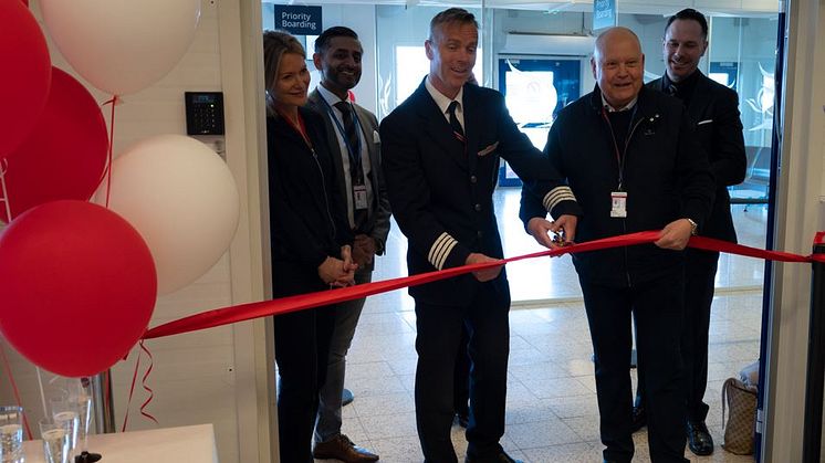 Kapten Carl Johan Lantz och Stockholm Skavsta Airports styrelsordförande Kjell-Åke Westin