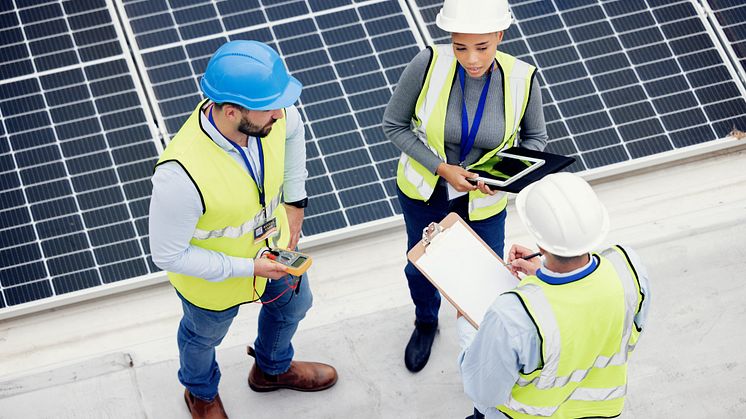 Energiewende auf dem Dach: Zurich Commercial Insurance Germany veröffentlicht Unternehmerleitfaden für die Installation von Photovoltaik-Anlagen    