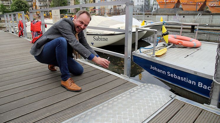 Stadthafen Leipzig - Prof. Michael Maul mit Motorboot "Johann Sebastian Bach"