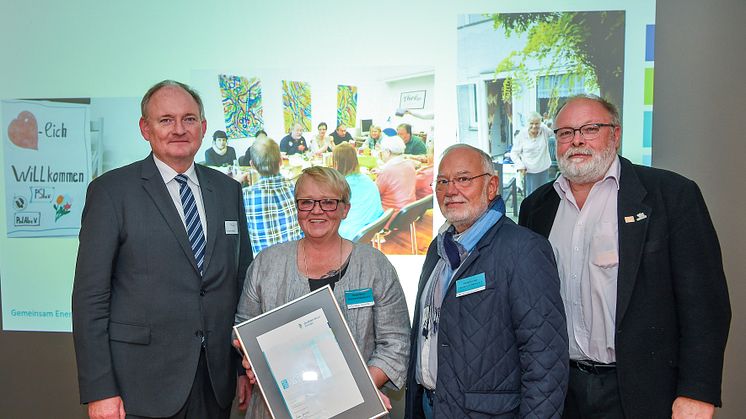 Freuen sich über das Engagement (v .l.): Dr. Stephan Nahrath, Geschäftsführer WWE, Claudia Richter und Werner Wleklinski, Paderborner Senioreninitiaive, und Bernhard Schaefer, stellv. Bürgermeister Paderborn.
