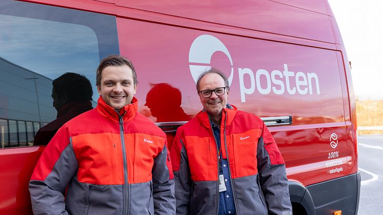 SKAL ANSETTE: Simen Bones og Lasse Snørteland i Posten Bring Bildrift skal ansette inntil 30 nye sjåfører i Stavanger-regionen i år. Foto: Posten Bring