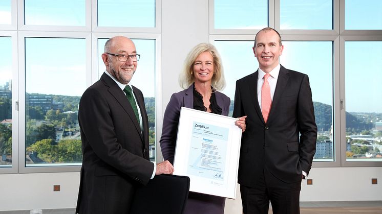 Gabriele Rauße, Geschäftsführerin TÜV Rheinland Cert GmbH, überreicht Barmenia-Vorstansmitglied Martin Risse (links) und Barmenia-Vorstandsvorsitzenden Dr. Andreas Eurich das Zertifikat zur Nachhaltigen Unternehmensführung