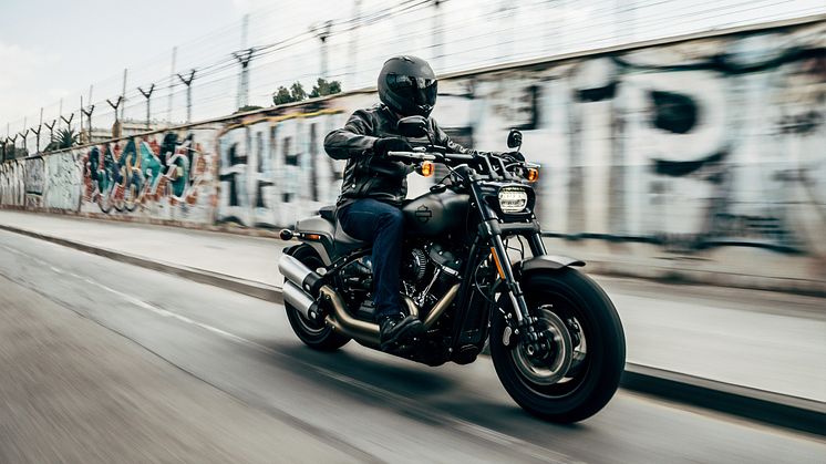 Neben dem Schutzhelm erfüllt die richtige Kleidung eine wichtige passive Schutzfunktion, denn Motorräder haben keine Knautschzone. Foto Harley-Davidson/unsplash.com