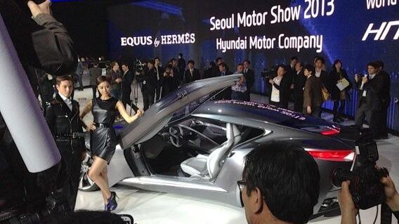 Hyundai viser sin luksuskupé, konseptbilen HND-9, på bilmessen i Seoul