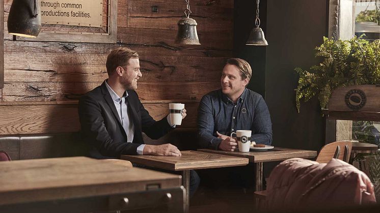 Simon Maach, försäljningschef på bemt AB, och Patrik Odstam, Head of Operational Excellence på Espresso House Group, ser fram emot ett fördjupat samarbete. (Fotograf: Billy Lindberg)