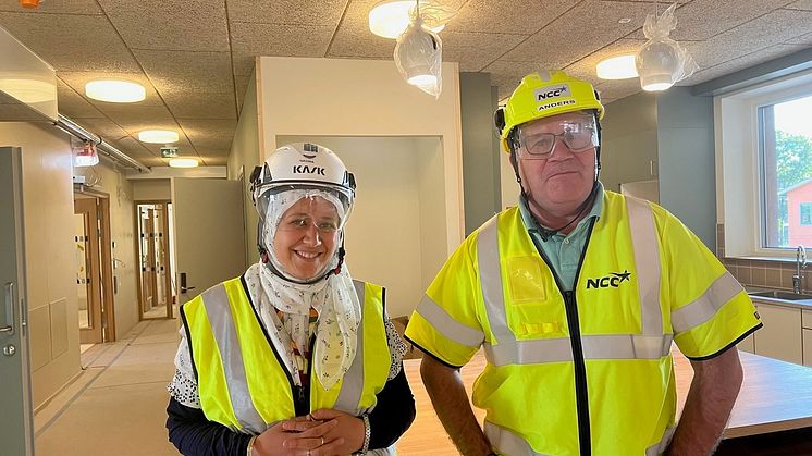 Nagwa Elmohr, byggprojektledare Micasa Fastigheter och Anders Nilsson, platschef NCC har bråda dagar inför invigningen av Rinkeby vård- och omsorgsboende..