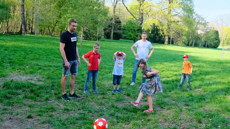 RB-Fußballer kicken im Kinderhospiz Bärenherz mit kleinen Fans um die Wette 