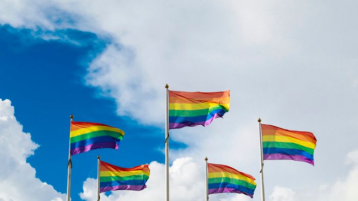 Kungsbacka kommun hissar regnbågsflagga.jpg