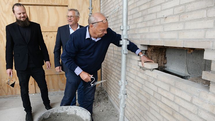Zinkkasse med Kongens mønt, dagens aviser og andre tidstypiske genstande mures ind i byggeriet 