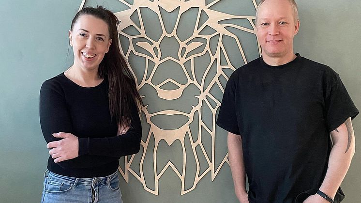 Samanda og Thomas Berlin er iværksætterparret bag Creative Wood, som specialdesigner pynt i træ og akryl. I august 2020 stod de overfor de fem investorer i Løvens Hule, som netop er blevet vist på DR1. Meget er sket siden da.