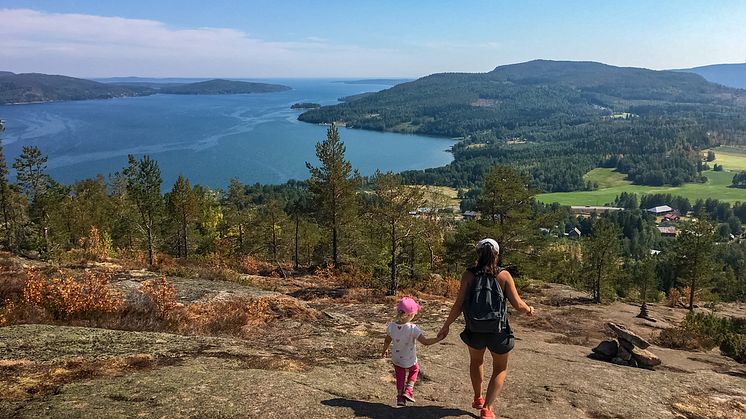 DEST_SWEDEN_SKULE_MOUNTAIN_PEOPLE_WOMAN_KID_GIRL_HIKE_GettyImages-1023015830_Universal_Within usage period_90513