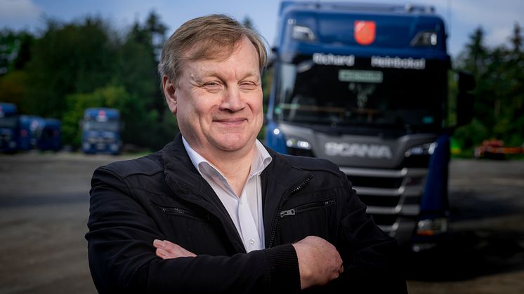 Geschäftsführer Thomas Dyck setzt bei der Finanzierung von 23 neuen Scania R 500 auf Mietkauf der Scania Finance.